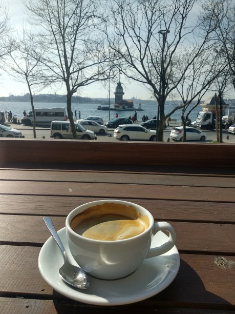 在少女塔的风景边喝咖啡。图片下载