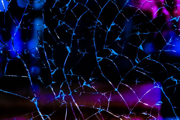 破碎的玻璃。玻璃杯破了。图片下载