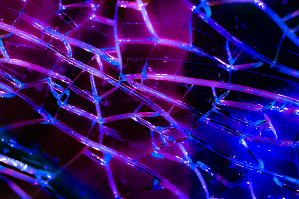 破碎的玻璃。玻璃杯破了。图片下载