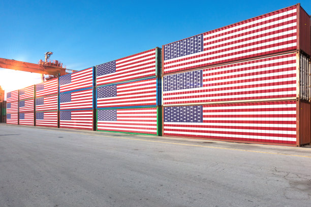 悬挂美国国旗的集装箱图片下载