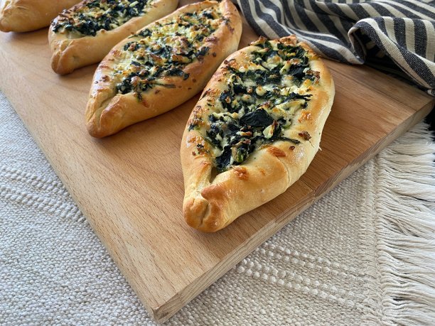 哈切布里传统格鲁吉亚自制奶酪和菠菜派图片下载