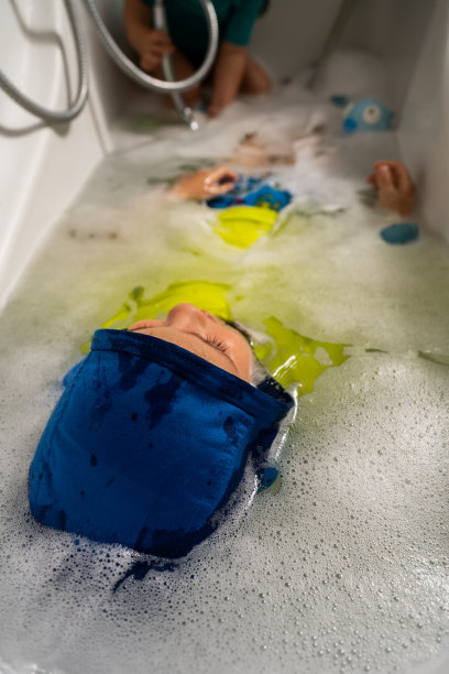 孩子在浴缸图片下载