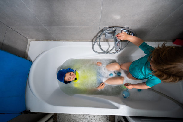 孩子在浴缸图片下载