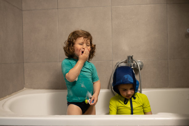 孩子在浴缸图片下载