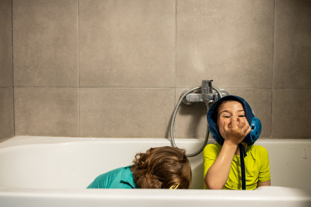 孩子在浴缸图片下载