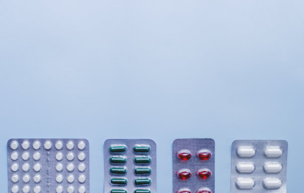 医疗用品放在蓝光背景上。图片下载