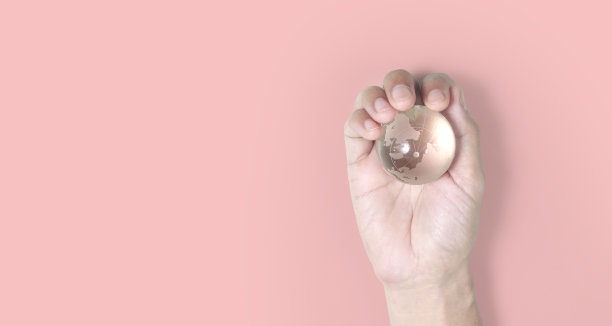 地球，人类手中的地球，握着发光的地球。图片由美国宇航局提供图片下载