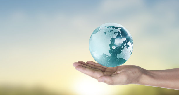 地球，人类手中的地球，握着发光的地球。图片由美国宇航局提供图片下载