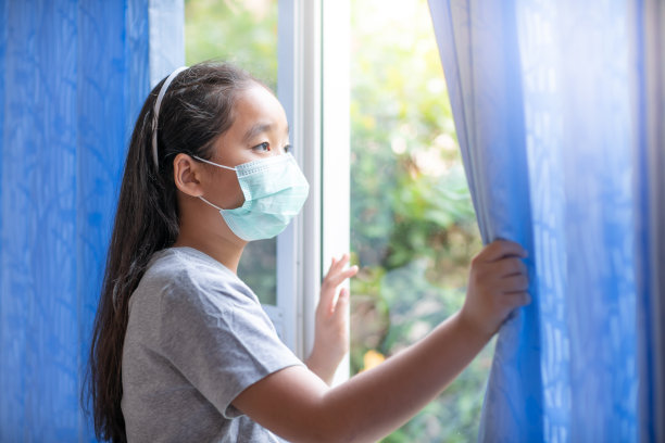 冠状病毒COVID-19 - 2019-nCoV病毒概念口罩，外科口罩，亚洲女孩戴口罩预防疾病和灰尘，pm。5、在房子里保护好自己。软的焦点。图片下载
