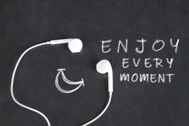 微笑白色耳机和文字，享受每一刻图片下载
