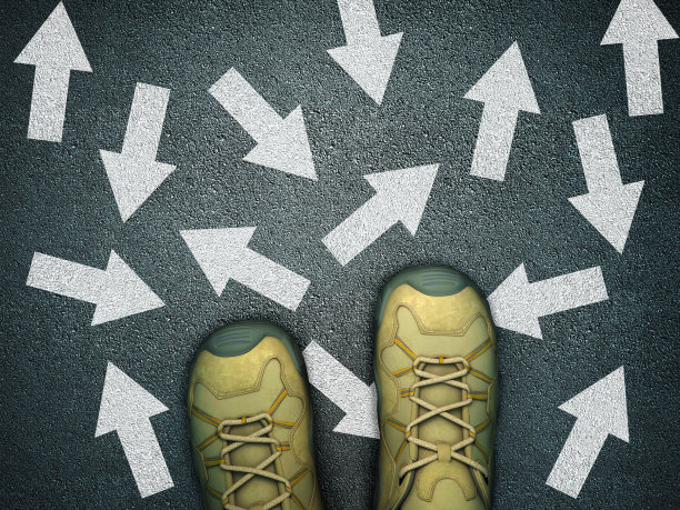 脚在沥青道路与箭头- 3D渲染图片下载