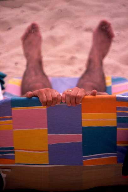 西班牙加利西亚维戈，一名男子双手紧握吊床晒太阳图片下载