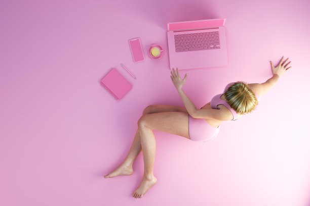 一个女人在家里用笔记本电脑，家庭办公的概念图片下载