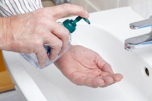 男人在洗手消毒手图片下载