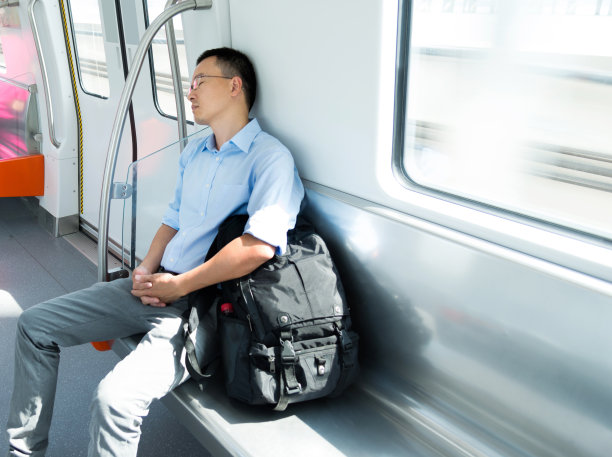 疲惫的商人睡在地铁里图片下载