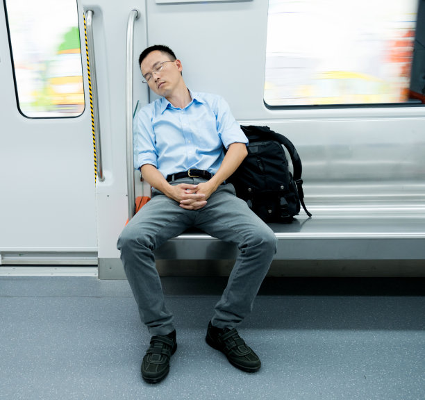 疲惫的商人睡在地铁里图片下载