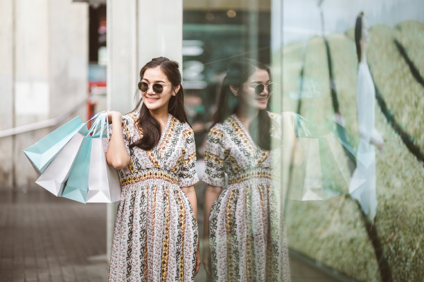 购物的女人图片下载