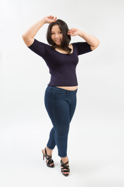 美丽的胖女人加上尺寸模特站在白色背景的姿势图片下载