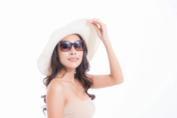 在阳光下拍摄的女人肖像。图片下载