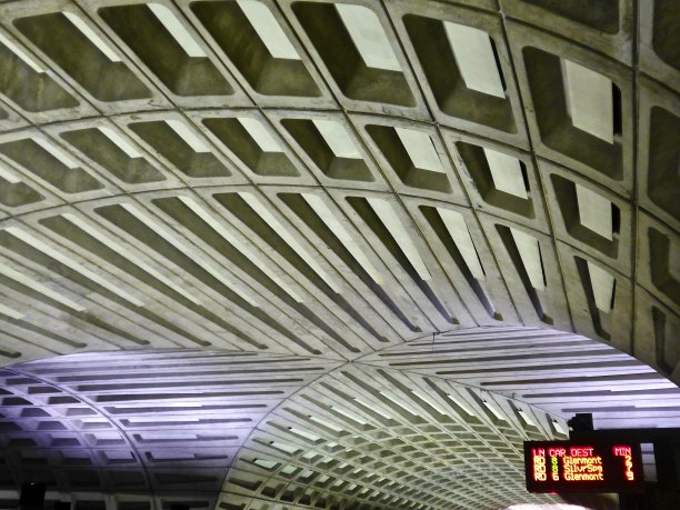 在华盛顿特区的一个地铁站内，红色线列车到达时间的标志图片下载