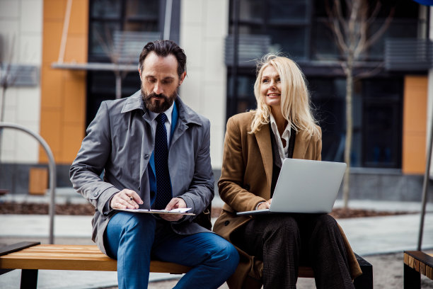 微笑如梦的白人女房地产经纪人坐在户外图片下载
