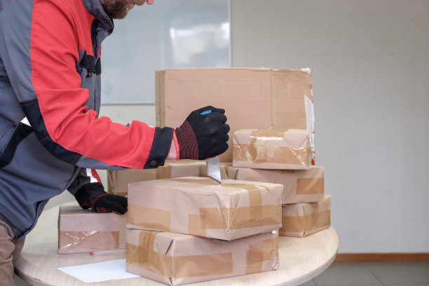 员工打开包装纸和胶带的包裹图片下载