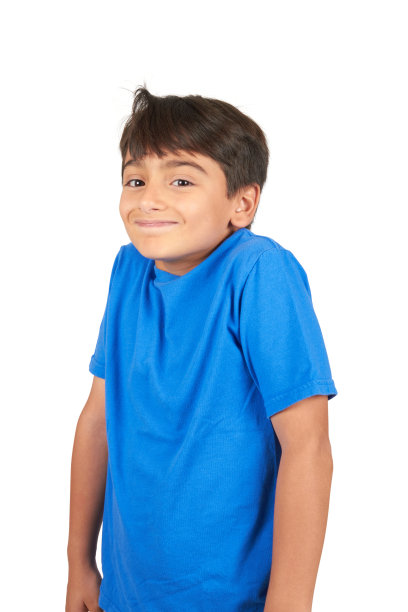 学校年龄英俊的男孩看着相机图片下载