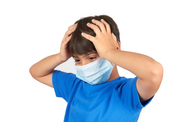 戴医用口罩的儿童图片下载