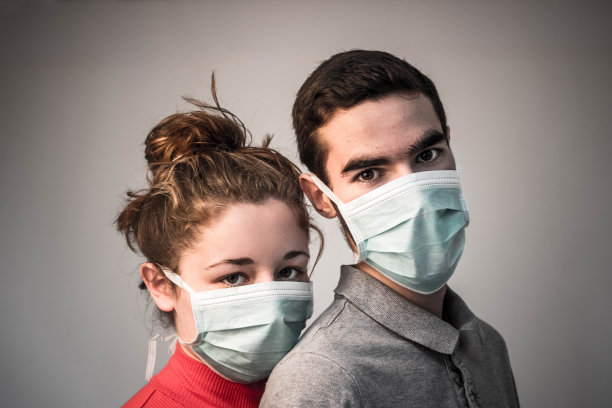 年轻夫妇戴着防护面具图片下载