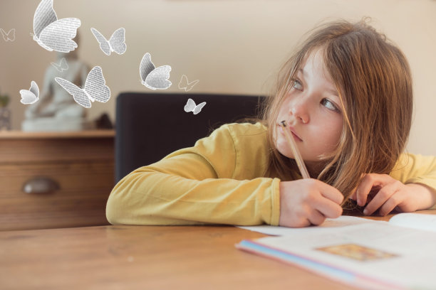 可爱的小女孩在餐厅里做作业图片下载