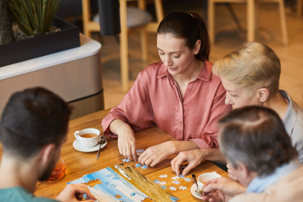 与家人共度的闲暇时光图片下载