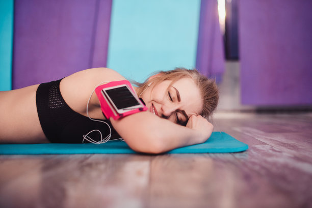 一个在健身房或在家里做健身的女孩的肖像。适用于体育行业的杂志封面、户外平面、广告及装饰。图片下载