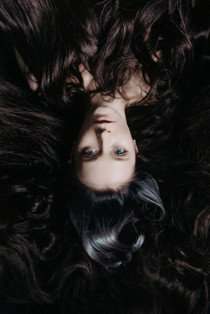 一个女孩优雅的肖像被海洋的头发包围。适用于美容行业的杂志封面、户外平面、广告及装饰。图片下载