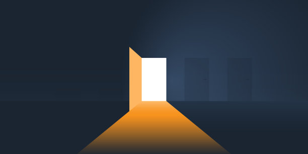 黑暗的房间，光线透过一扇敞开的门图片下载