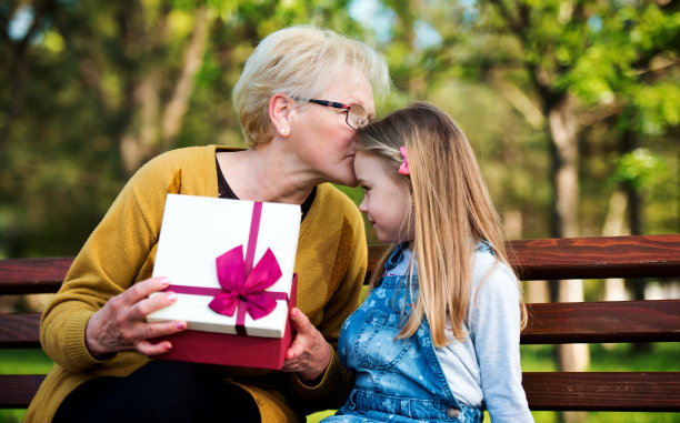 小女孩送了一件生日礼物给她祖母一个惊喜。的生活方式、家庭观念图片下载