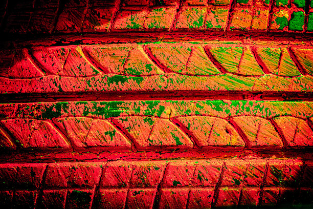 墙上有油漆污渍。涂鸦墙。混凝土墙上的彩绘。汽车轮胎纹理。图片下载