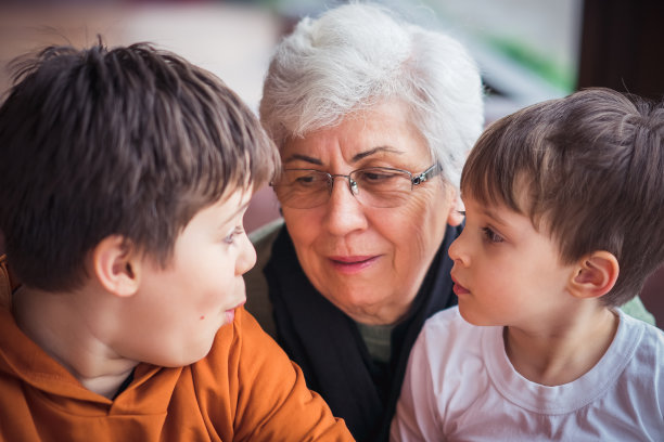 孙子们听奶奶说话。图片下载
