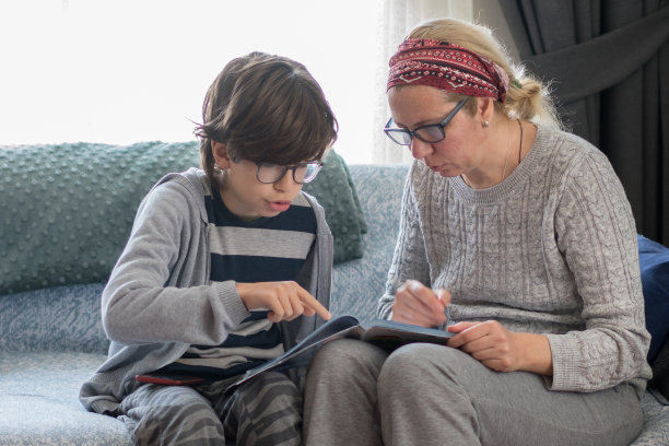 孩子们和妈妈一起做作业图片下载