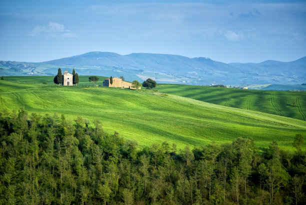 圣奎里科多尔西亚:圣母玛利亚的维塔莱塔教堂在春天。意大利托斯卡纳素材图片