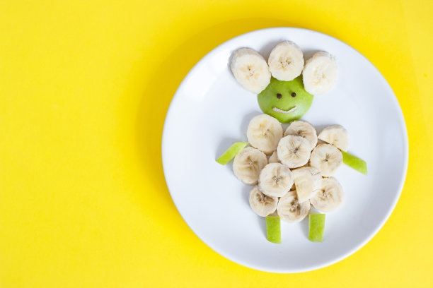 创意的食物。香蕉苹果羊肉。儿童零食健康水果。图片下载