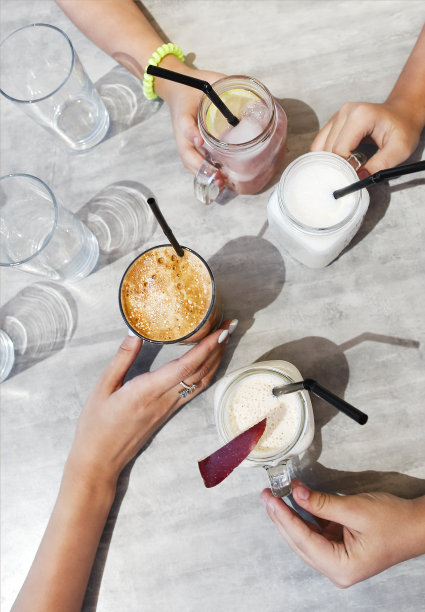 农作物家庭在桌上端着新鲜的饮料图片下载