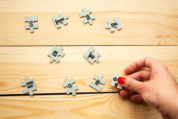 女孩用"呆在家里"这句话猜谜。检疫的概念图片下载