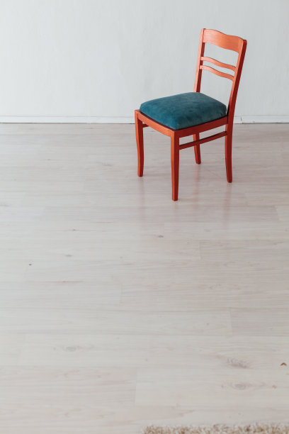 在一个空的白色房间里的一把椅子图片下载