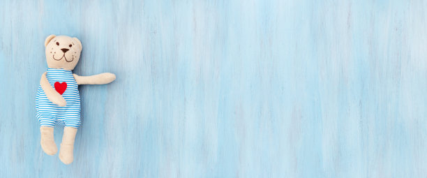 蓝色木制背景上的可爱泰迪熊图片下载