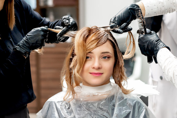 理发师为女人染发。图片下载