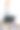 女人翘着腿躺着，在笔记本电脑前工作。冠状病毒大流行期间的家庭办公概念。在笔记本上打字。图片下载