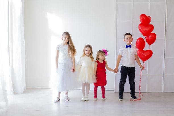 男生和女生一起过节朋友过生日图片下载