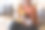一位面目全非的白人女性正在学习弹奏乐器。图片下载