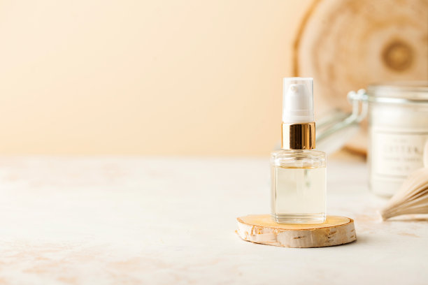 皮肤护理的精华或护肤油放在有文字空间的木架上。水疗中心的概念。水平的照片。图片下载