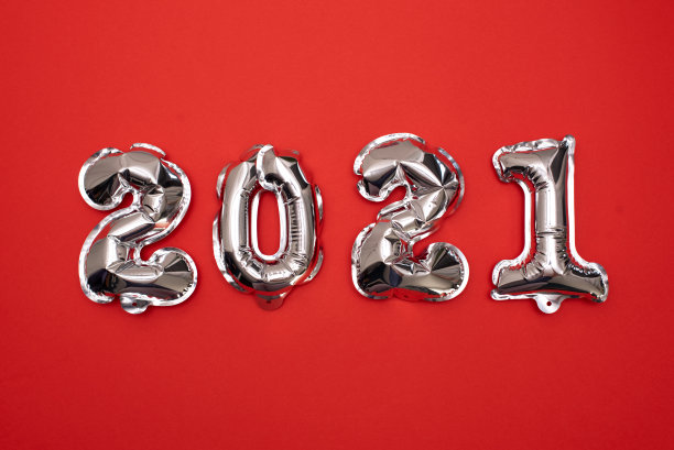 2021年金色圣诞气球孤立在白色背景上。氦气球，金箔号。2021年新年快乐的数字。聚会装饰、周年纪念标志、节日庆典、嘉年华图片下载